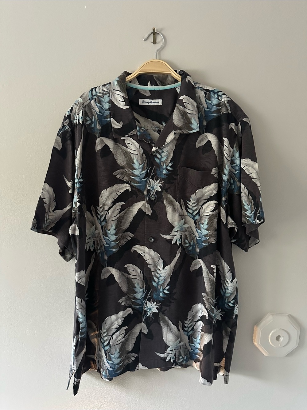 Tommy Bahama 100% Silk Hawaiian Shirt XXL Black Floral Tropical Camp Button Up